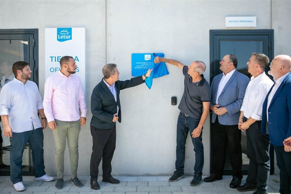El presidente de Castilla-La Mancha, Emiliano García-Page, inaugura la ampliación de las nuevas instalaciones de la empresa El Cantero de Letur.