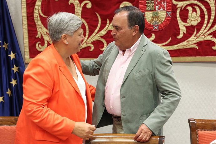 La Comisionada de Transparencia del Gobierno de Canarias, Noelia García, saluda al diputado del PSOE, Ramón Plasencia, en la presentación en comisión parlamentaria del informe anual