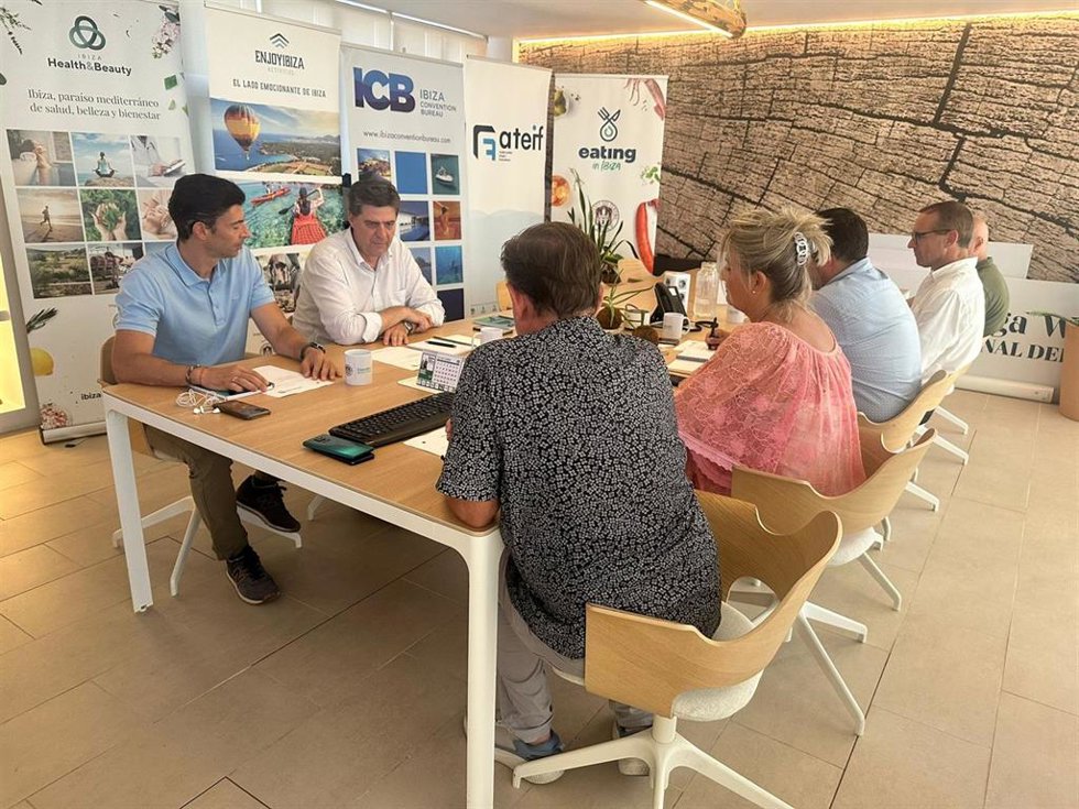 El conseller de Turismo, Jaume Bauz, se reúne con representantes de Fomento de Turismo de Ibiza.