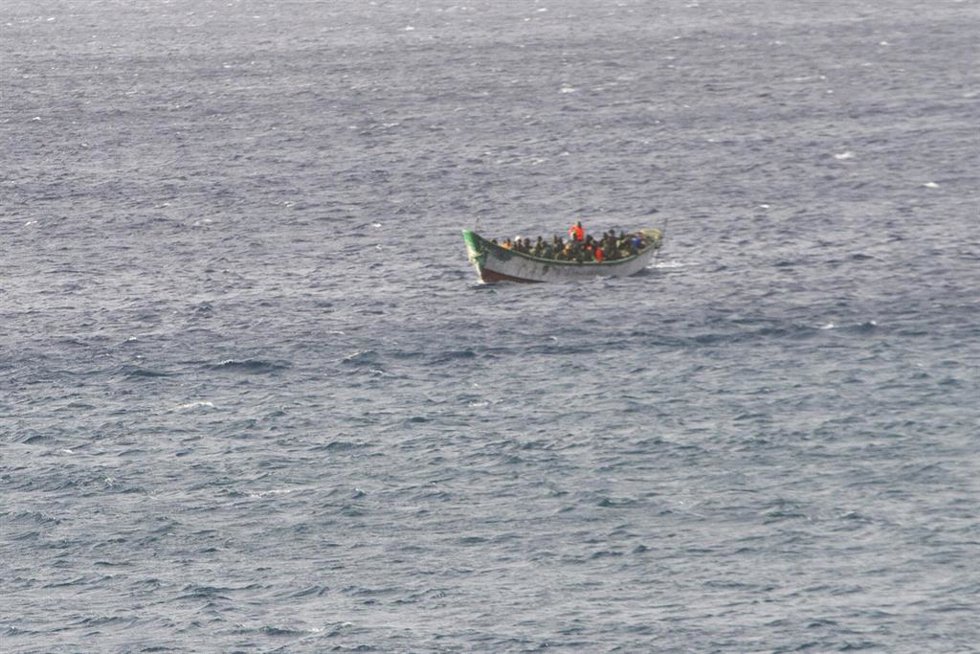 Archivo - Imagen de archivo de una embarcación con migrantes frente a las costas de Islas Canarias