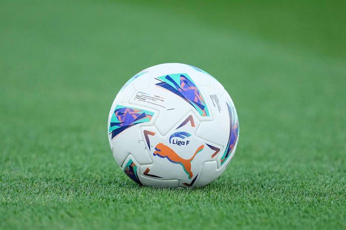 Archivo - Imagen de archivo de un balón de la Liga F.