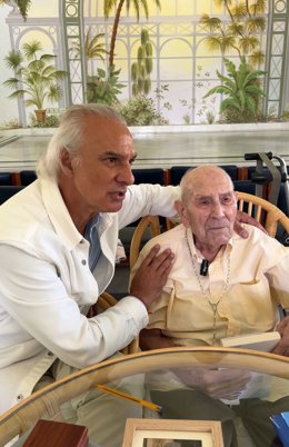 Engraciano González, de 110 años, con el doctor De la Peña