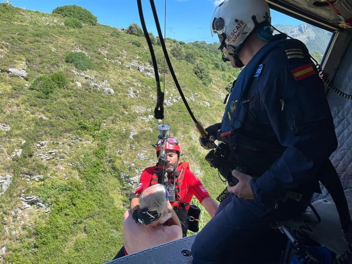 Rescate en helicóptero en la playa de Sonabia