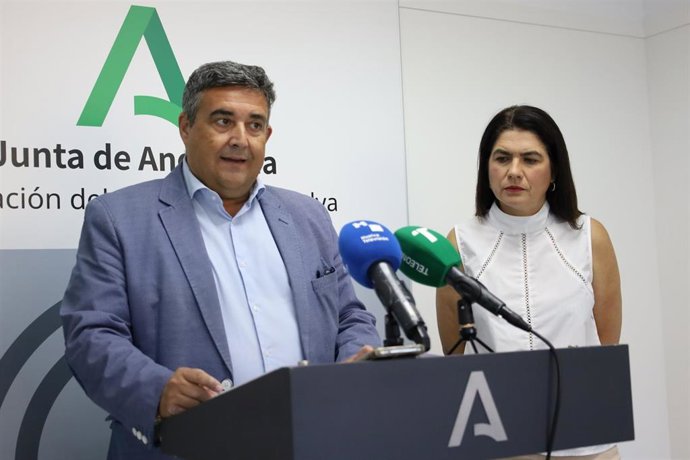 El delegado de la Junta en Huelva, José Manuel Correa, y la delegada de Industria, Energía y Minas, Lucía Núñez.