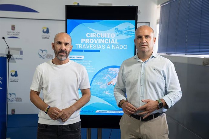 El diputado provincial de Deportes, Vida Saludable y Juventud, José Antonio García, junto al organizador del evento, David Martínez, durante la presentación del Circuito Provincial de Travesías a Nado.