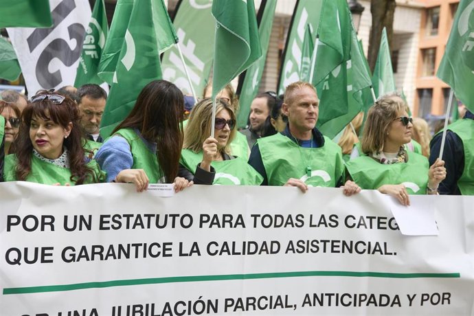 Archivo - Varias personas durante una concentración por el Estatuto Marco ante la sede del Ministerio de Sanidad, a 14 de mayo de 2025, en Madrid (España).
