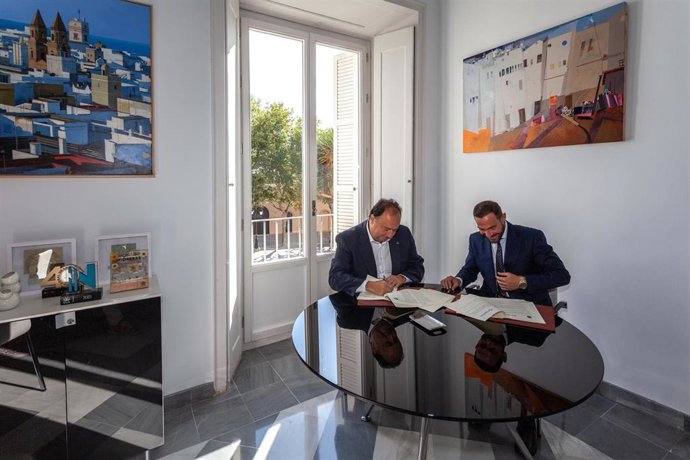 El rector de la UCA y el director general de Hospitales Pascual en la firma del acuerdo.