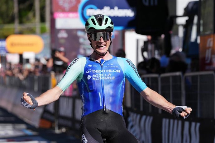 Archivo - El ciclista francés del Decathlon-AG2R Nicolas Prodhomme celebrando un triunfo en el Giro de Italia.