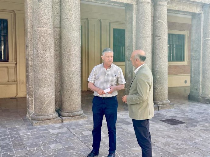 Los senado del PP por Huelva Carmelo Romero (izquierda) y Juan Manuel González, junto al edificio de la Subdelegación del Gobierno.