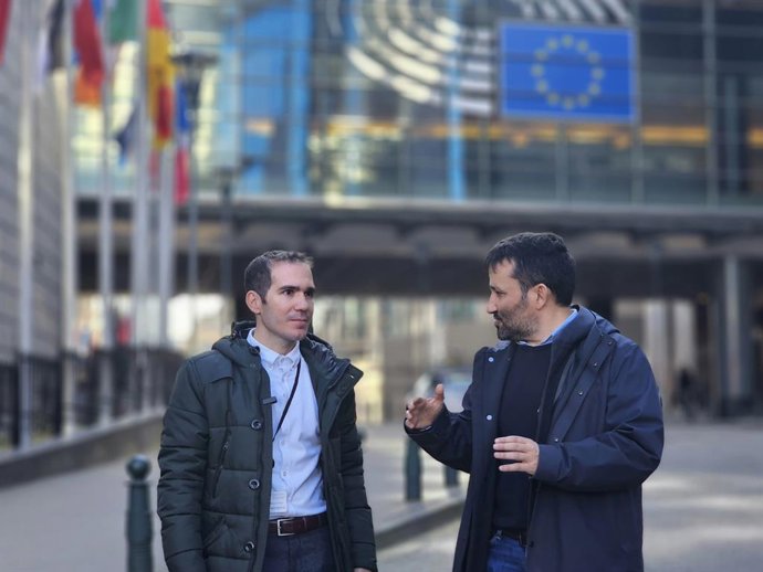 Archivo - Arxiu - El portaveu de Compromís en la Diputació d'Alacant, Ximo Perlas (e), i l'eurodiputat de Compromís, Vicent Marzà (d)