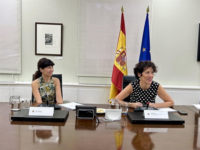 Las ministras de Inclusión, Elma Saiz (d), y de Igualdad, Ana Redondo (i).