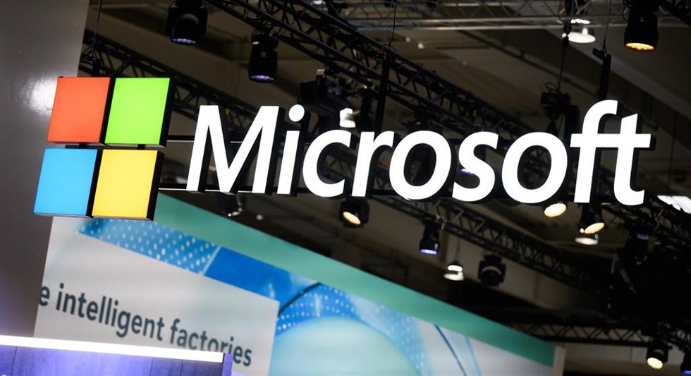 Archivo - FILED - 25 April 2024, Lower Saxony, Hanover: The Microsoft logo hangs on the company's stand at Hannover Messe 2024. Photo: Julian Stratenschulte/dpa