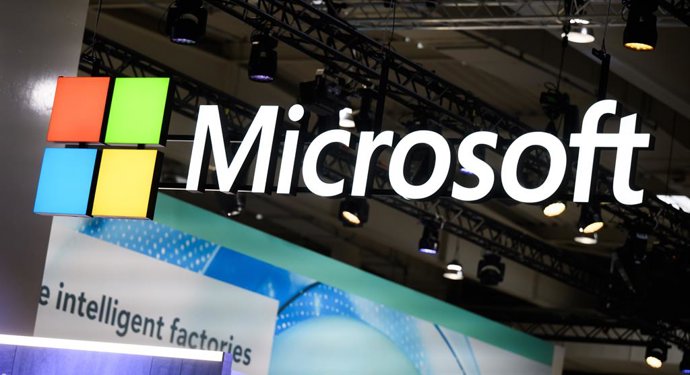 Archivo - FILED - 25 April 2024, Lower Saxony, Hanover: The Microsoft logo hangs on the company's stand at Hannover Messe 2024. Photo: Julian Stratenschulte/dpa