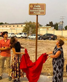 La doctora Ojeda (a la izquierda) descubre la placa de la calle que lleva su nombre junto a la alcaldesa de Moriles, Francisca Carmona.