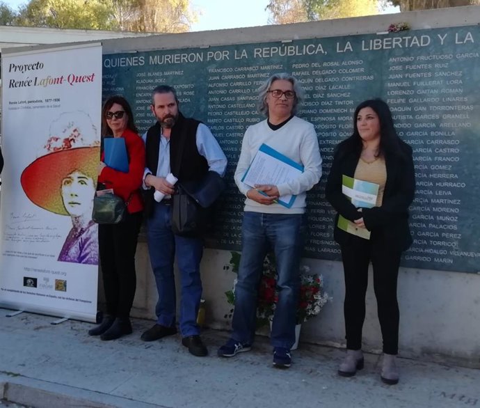 Archivo - Rafael Espino (2º izda.), en un homenaje de Aremehisa a la periodista francesa Renée Lafont en el Cementerio de la Salud de Córdoba, donde fue fusilada por los franquistas en el verano de 1936.