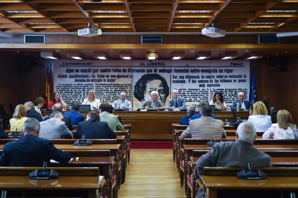 La expresidenta de las Islas Baleares y actual presidenta del Congreso, Francina Armengol (i), comparece ante la Comisión de Investigación por el caso Koldo, en el Senado,a 8 de julio de 2025, en Madrid (España). (Foto de archivo).
