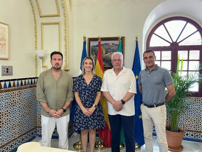 Foto familia del delegado municipal de Cultura y Flamenco, Christopher Rivas (1i), la alcaldesa, Ana Isabel Jiménez, y el presidente de la Peña Flamenca 'La Soleá', Antonio Durán, (3i).