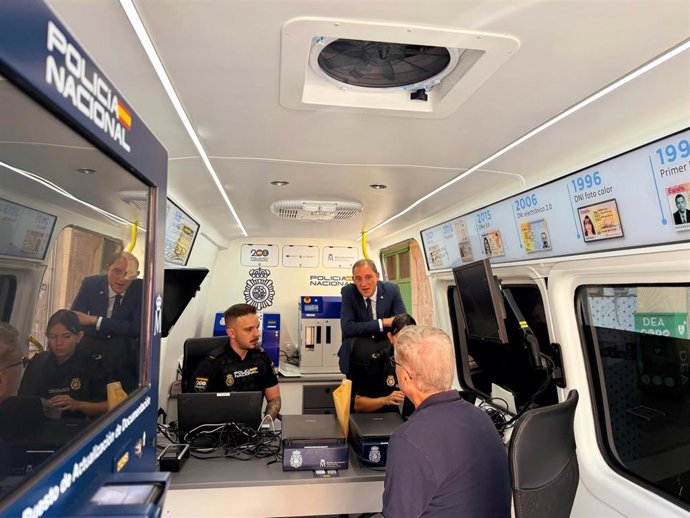 Interior del Vehículo Integral de Documentación (VIDOC) para expedir y renovar el DNI y pasaporte