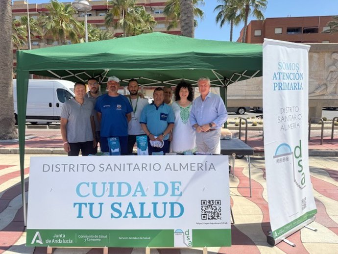 Inicio de la campaña 'Actividades Verano Saludable 2025' en una playa de Almería.