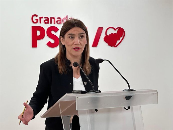 Archivo - La secretaria de Igualdad del PSOE-A, Olga Manzano, en rueda de prensa en Granada. (Foto de archivo).