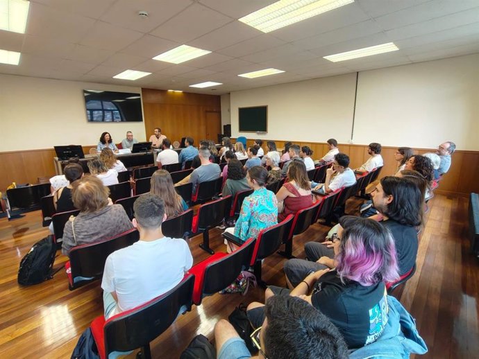 El presidente de l’Academia, Xosé Antón González Riaño, y la direutora y el secretariu de los cursos, Cristina Valdés y Inaciu Galán, dan la bienllegada a la Universidá Asturiana de Branu nel Campus d’Humanidaes de la Universidá d’Uviéu.