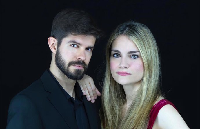 Dúo formado por el flautista Rubén Torres y la pianista Isabel Dobarro.