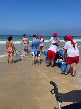 Pacientes de neurorrehabilitación del Hospital de San Carlos en la playa de Camposoto.