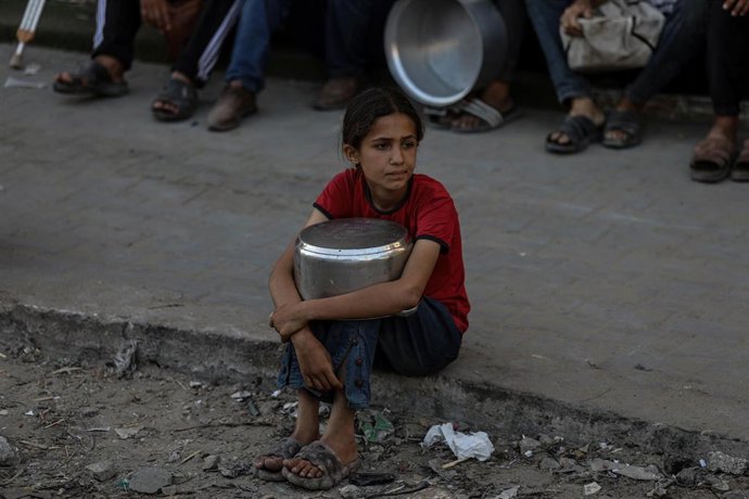 Una niña espera a recibir ayuda humanitaria en la Franja de Gaza