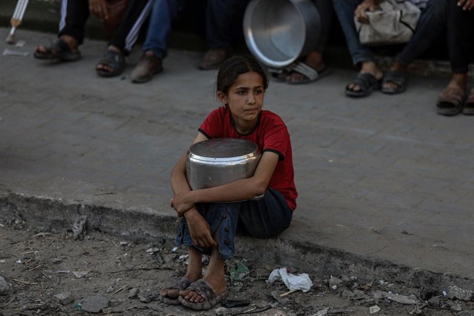 20 de julho de 2025, Cidade de Gaza, Faixa de Gaza, Território Palestino: Uma organização beneficente distribui refeições quentes para palestinos que enfrentam dificuldades de acesso a alimentos devido aos contínuos ataques de Israel à Faixa de Gaza, na C