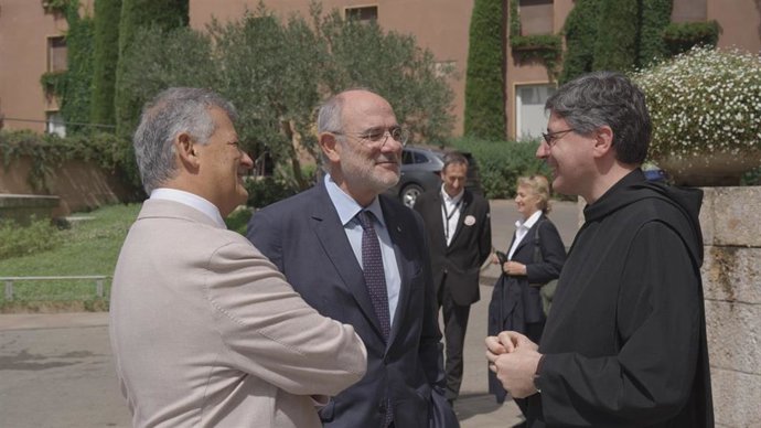 El director del Festival Perelada Oriol Aguilà, el conseller Jaume Duch y el comisario del Mil·lenari de Montserrat Bernat Juliol
