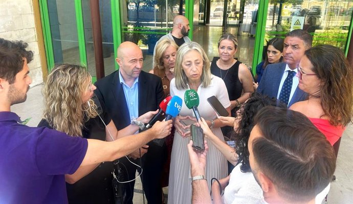 La consejera de Salud, Rocío Hernández, atiende a los medios junto al alcalde de Cazorla,  José Luis Olivares