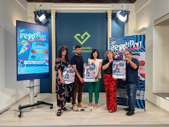 Presentación del Velillos con el alcalde de Moclín, Marco Antonio Pérez (2i), y la diputada provincial de Cultura, Pilar Caracuel, a su izquierda, en el Palacio de Niñas Nobles