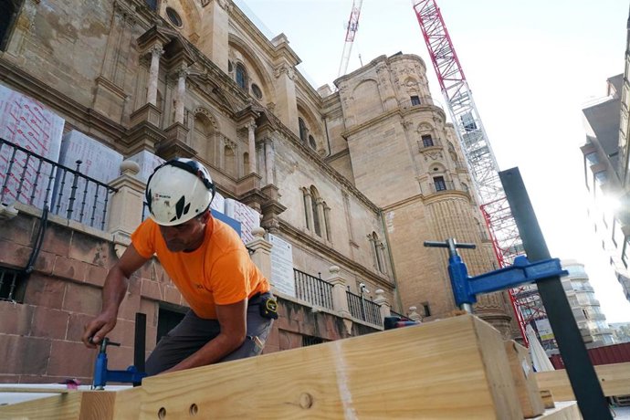 Operarios durante unas obras en Málaga. 
