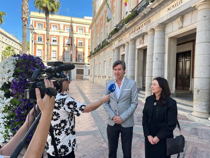 El portavoz de Vox en el Ayuntamiento de Huelva, Wencelao Font, y la viceportavoz, María López.