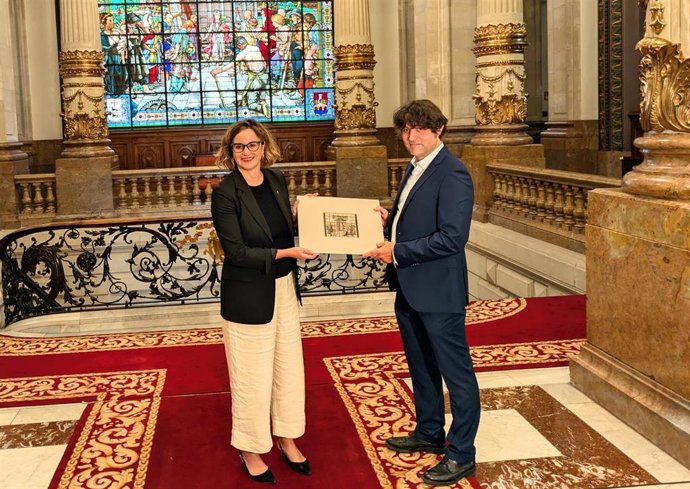 La diputada general de Bizkaia, Elixabente Etxanobe, y el donante del boceto de 'Alegoría de Bizkaia', Iñaki Urricelqui