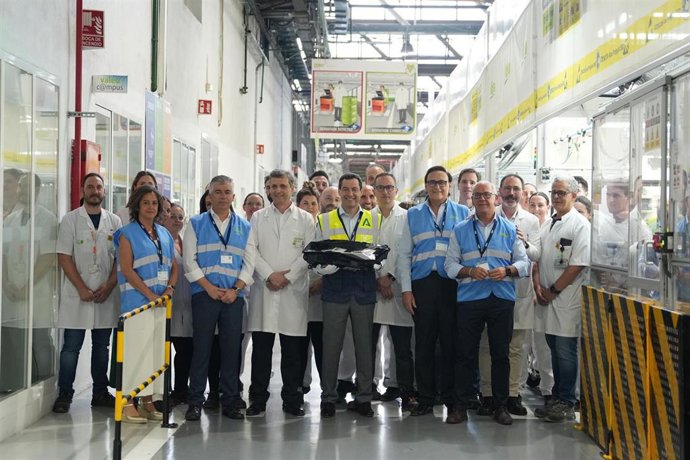 Visita de Juanma Moreno a Valeo, en Martos