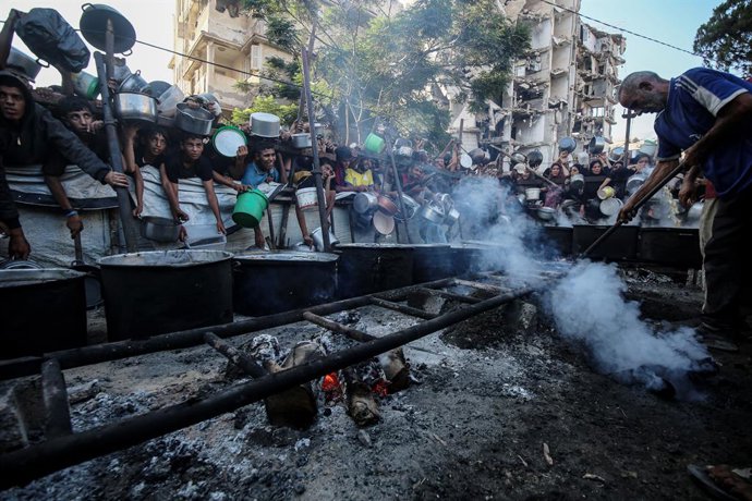 Imagen de archivo de entrega de alimentos a palestinos en la Franja de Gaza
