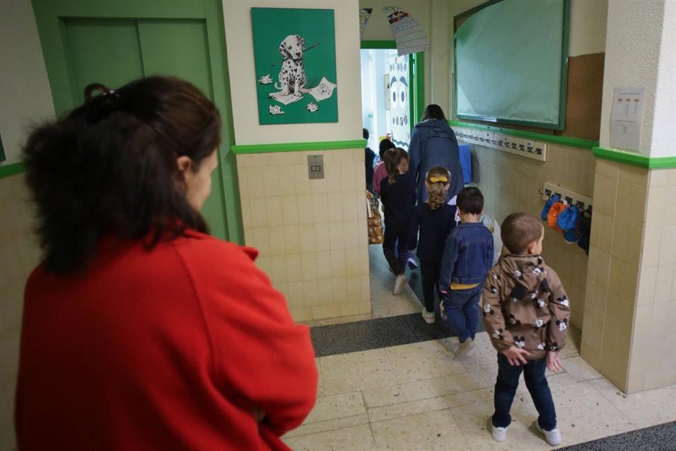 Archivo - Dos profesoras con un grupo de alumnos el día que arranca el curso escolar en Galicia, en el CEIP Eduardo Cela Vila de Triacastela, a 8 de septiembre de 2022, en Triacastela, Lugo, Galicia (España). El curso escolar 2022-2023 ha comenzado en G