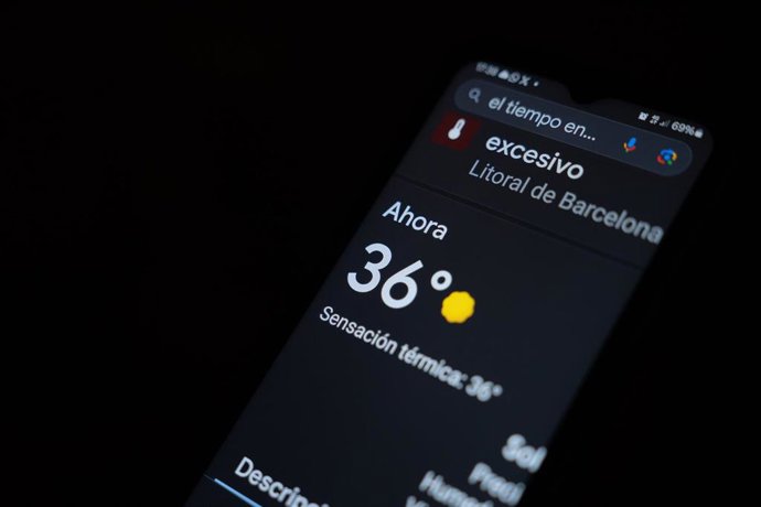Archivo - Aviso de calor en un dispositivo móvil, a 31 de julio de 2024, en Barcelona, Catalunya (España). 