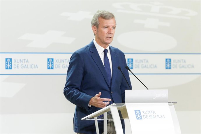 O titular do Executivo galego, Alfonso Rueda, acompañado polo conselleiro de Educacion, Roman Rodriguez, na rolda de prensa posterior á reunión do Consello da Xunta. Sala do Consello, 21/07/25.