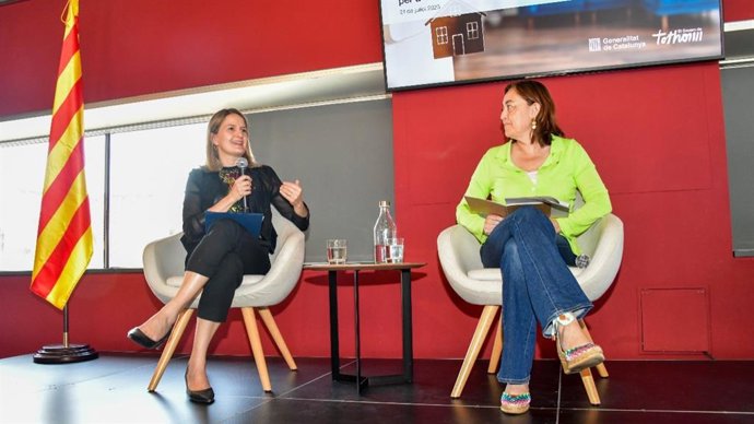 Archivo - La consellera de Territori, Habitatge i Transició Ecològica, Sílvia Paneque,  i la consellera de Drets Socials i Inclusió, Mònica Martínez Bravo