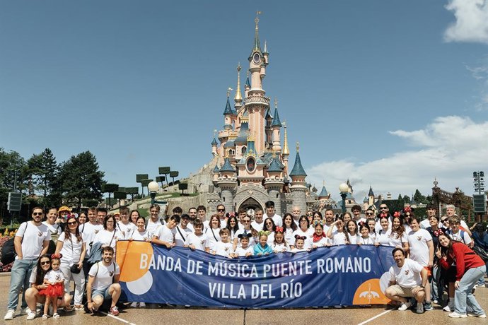 Los componentes de la Banda de Música de Villa del Río en Disneyland París.