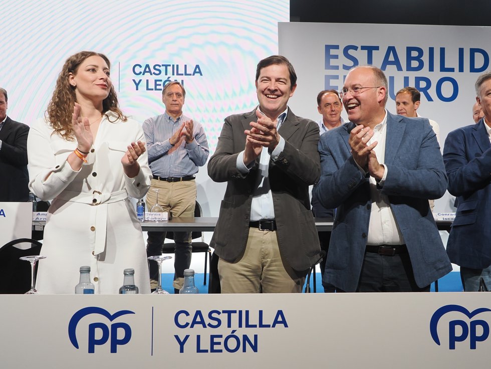(I-D) La portavoz del PP en el Congreso, Ester Muñoz; el presidente del PP de Castilla y León y presidente de la Junta de Castilla y León, Alfonso Fernández Mañueco, y el  secretario general del PP, Miguel Tellado, durante la clausura de la Junta 