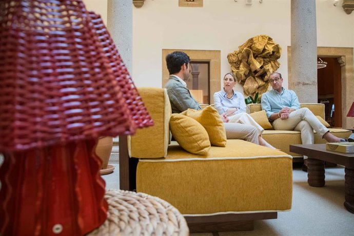 La presidenta de la Junta de Extremadura visita el Hotel Palacio de Godoy en Cáceres