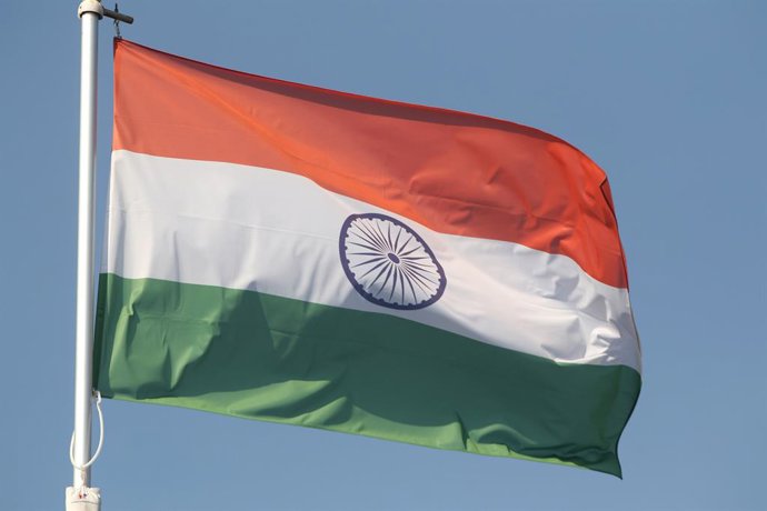 Archivo - September 25, 2024, Saint Petersburg, Russia: The national flag of the Republic of India, fluttering in the wind on a flagpole in Saint Petersburg, Russia.