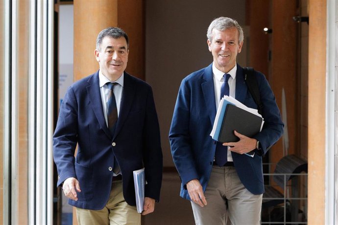 El titular del Gobierno gallego, Alfonso Rueda, acompañado por el conselleiro de Educacion, Roman Rodriguez.