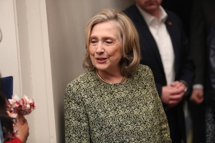 Archivo - June 3, 2025, Washington Dc, Virginia, USA: Former Secretary of State Hillary Rodham Clinton congratulates George C. Marshall HS students after the graduation ceremony at DAR Constitution Hall, in Washington, DC, on June 2, 2025.