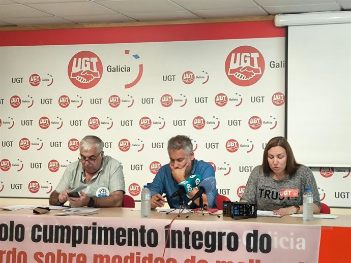 Archivo - De izquierda a derecha: Julio Díaz (ANPE), Borja Campos (CCOO) y Sandra Montero (UGT).