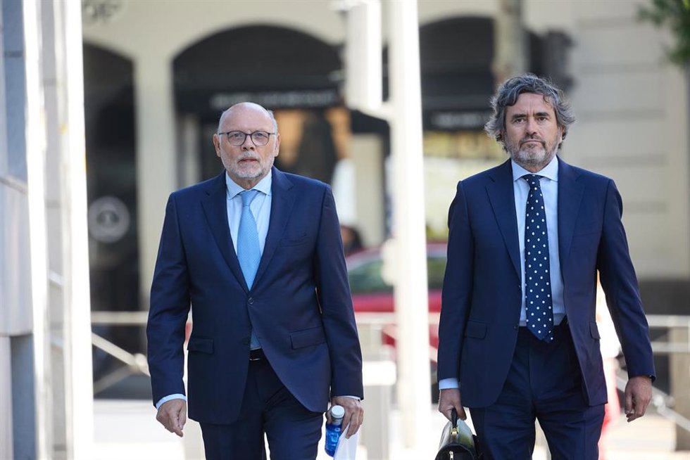 El ex director general de Carreteras Javier Herrero (i), a su llegada a declarar como imputado por el caso Koldo en la Audiencia Nacional, a 21 de julio de 2025, en Madrid (España).
