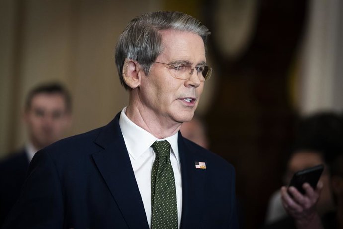24 de junho de 2025, Washington, Distrito de Colúmbia, EUA: O secretário do Tesouro, SCOTT BESSENT, falou aos repórteres durante a coletiva de imprensa da liderança republicana no corredor do Relógio de Ohio, delineando a defesa da administração do eco "O